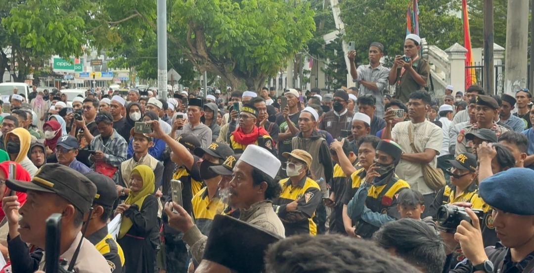 Masa aksi Abnaul Khairaat pendukung Guru Tua Berakhlak didepan Kantor DPRD Sulteng Jalan Sam Ratulangi, Palu, Jumat (11/4/ 2025)  