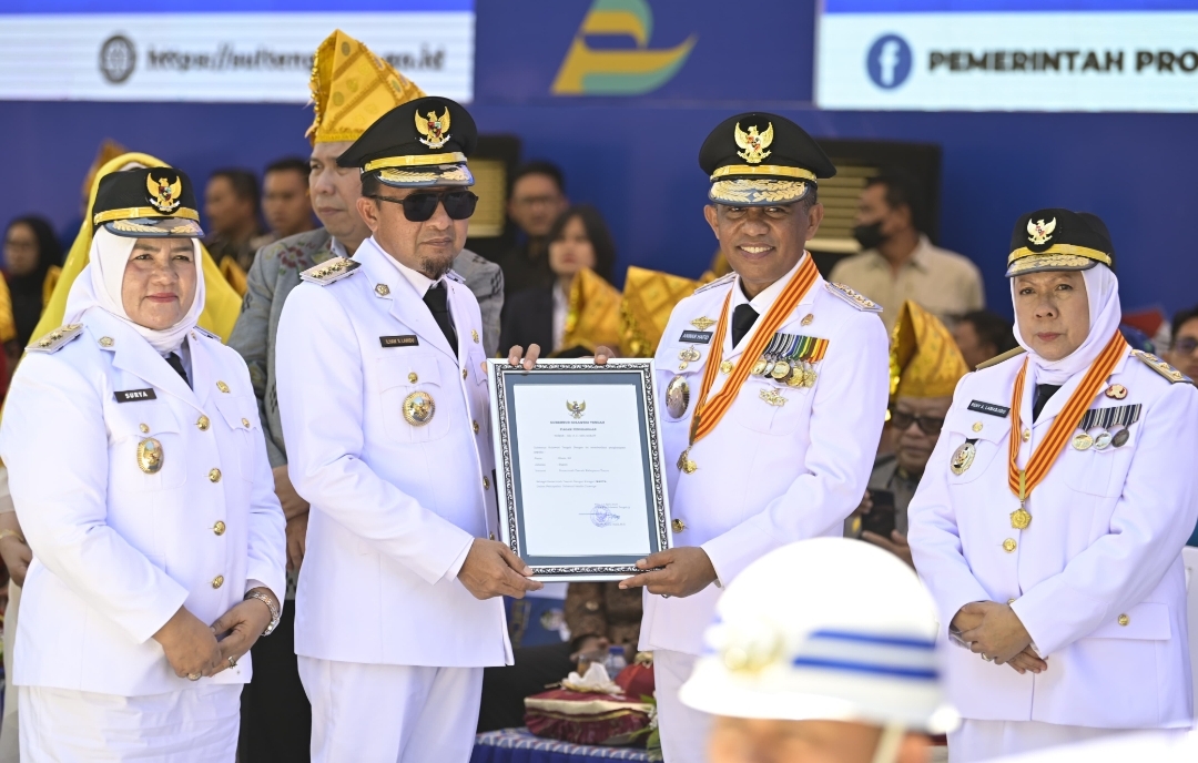 Gubernur Sulteng Anwar Hafid, memberikan langsung Piagam Penghargaan pencapaian Universal Health Coverage, diterima langsung oleh Bupati Tojo Una-Una, Ilham Lawidu didampingi Wakil Bupati Surya.