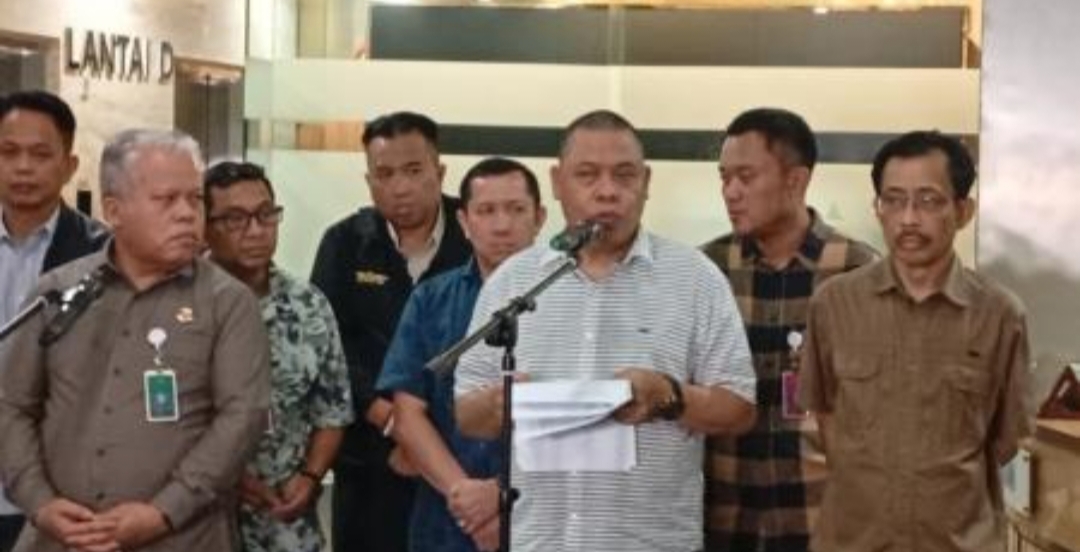 Dirdik Jampidsus Kejagung, Abdul Qohar (ketiga dari kanan) dalam konferensi pers penetapan 3 hakim dalam suap vonis lepas kasus ekspor CPO. (Foto: M Refi Sandi)