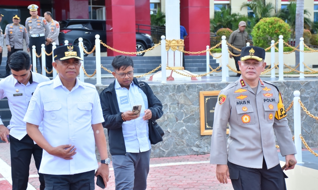 Kapolda Sulteng Irjen Pol. Dr. Agus Nugroho, bersama Gubernur Sulawesi Tengah, Dr. Anwar Hafid, dan Komisioner Komisi Pemilihan Umum (KPU) Republik Indonesia, Dr. Idham Holik, meninjau langsung pelaksanaan Pemungutan Suara Ulang (PSU) Pilkada di Kabupaten Parigi Moutong, Rabu (16/4/2025).