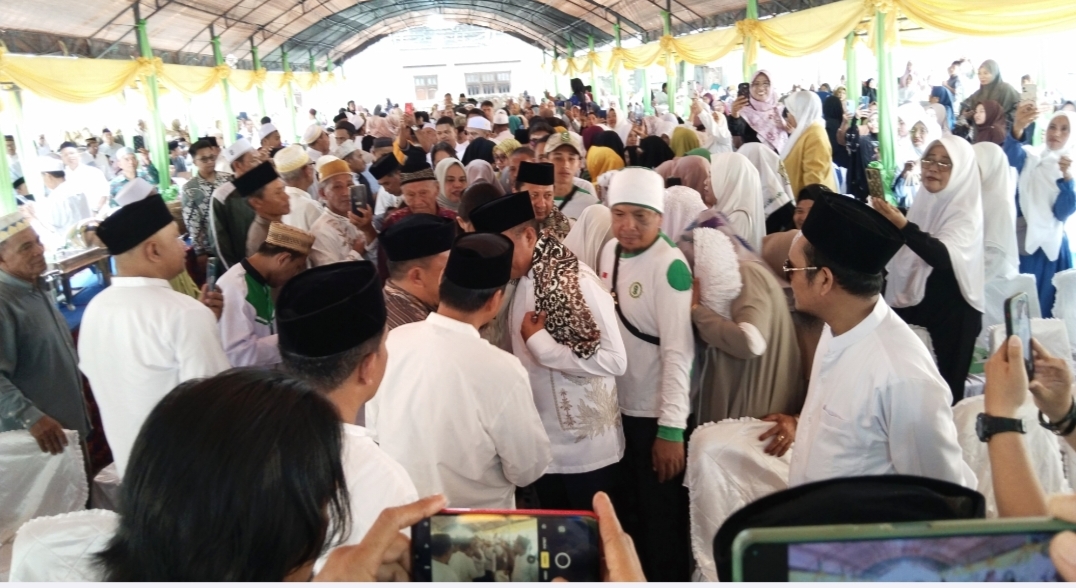 Ratusan Apnaul Alkhairaat Touna, meyambut baik kedatangan gubernur dan rombongan serta Bupati di HALAL BI HALAL 1446 H/2025 M. pada hari Sabtu (19/4/2025).