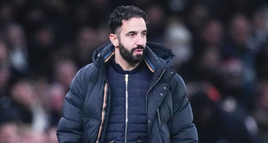 Manajer Manchester United Ruben Amorim mengamati jalannya pertandingan perempat final Carabao Cup melawan Tottenham, Jumat (20/12/2024) dini hari WIB. (c) AP Photo/Dave Shopland