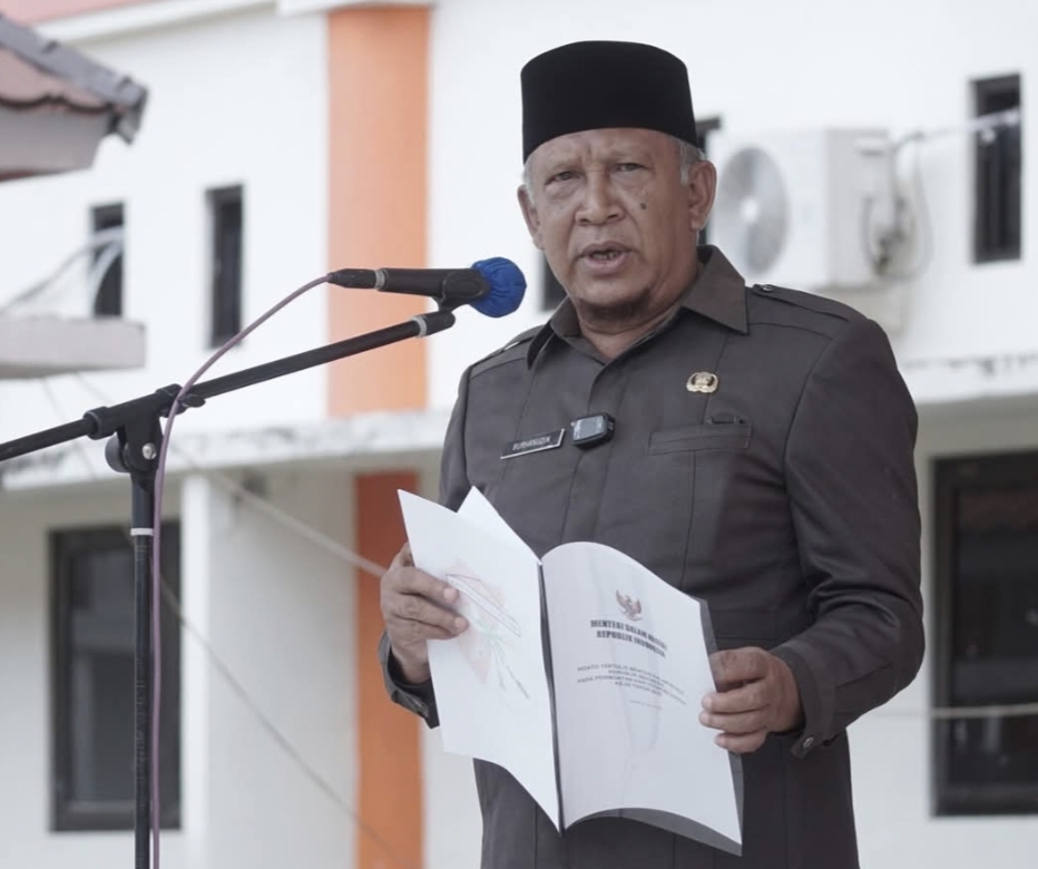 Burhanudin membacakan amanat Menteri Dalam Negeri Republik Indonesia