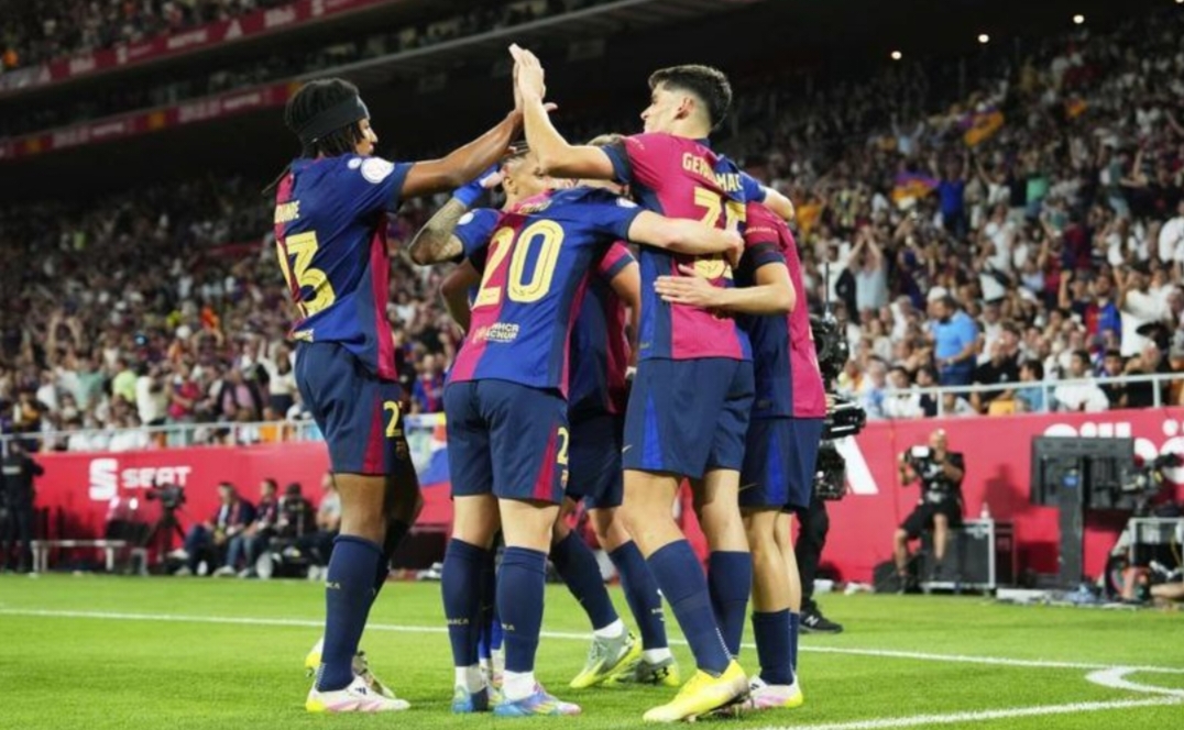 Para pemain Barcelona merayakan gol dalam laga final Copa del Rey melawan Real Madrid di Estadio de La Cartuja, Minggu (27/4/2025) dini hari WIB. (c) AP Photo/Jose Breton