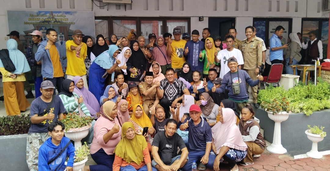 Bupati Tojo Una-Una, Ilham Lawidu, ditengah bersama Asosiasi Komunitas Pedagang serta perwakilan para pedagang.