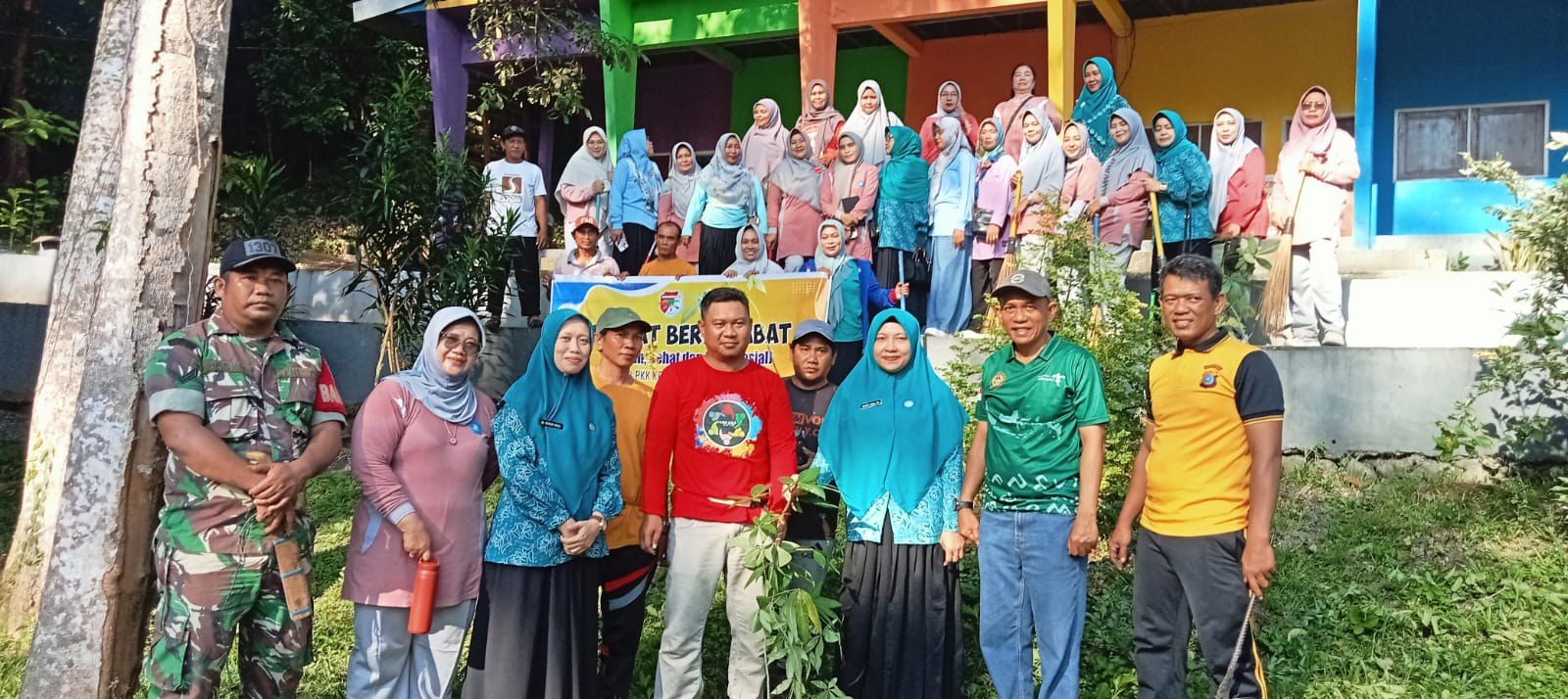Tim Penggerak PKK Kabupaten Tojo Una-Una menggelar program kegiatan Jumat Bersahabat "Bersih, Sehat dan Bakti Sosial. Jumat (16/5/2025).