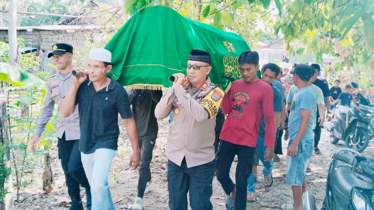 Satgas II Preemtif Ops Madago Raya melalui Kapolsek Poso Pesisir AKP Risdiyanto saat turut memikul keranda jenazah JM, korban dugaan penembakan misterius di Desa Tokorondo
