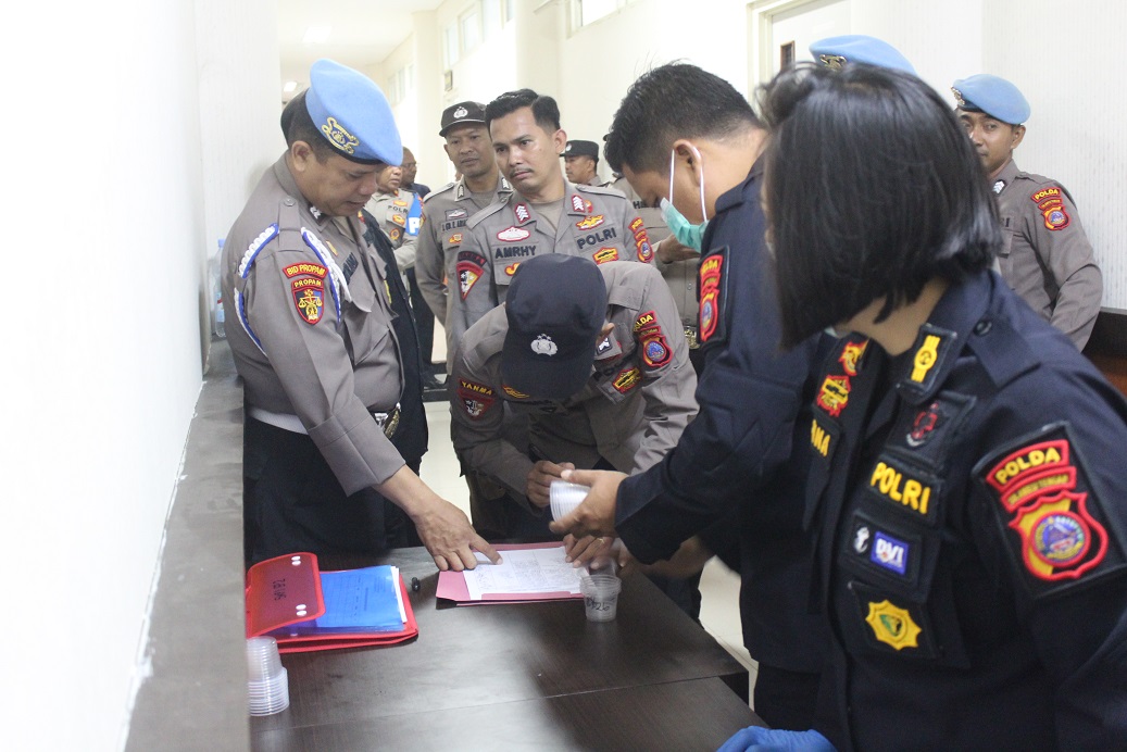 Tes urine kepada sejumlah personel dari berbagai Satuan Kerja (Satker), Rabu 21/05/2025 pagi