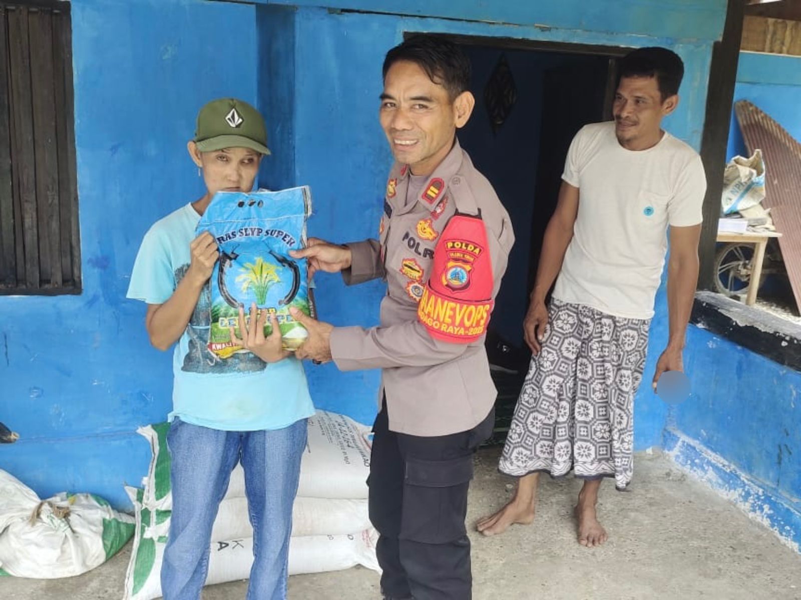 Operasi Madago Raya melaksanakan Sosial dengan memberikan bantuan kepada warga penyandang disabilitas.