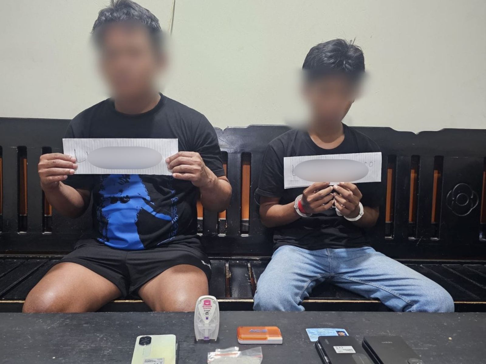 Dua pelaku berinisial AT (48) dan MR (18)