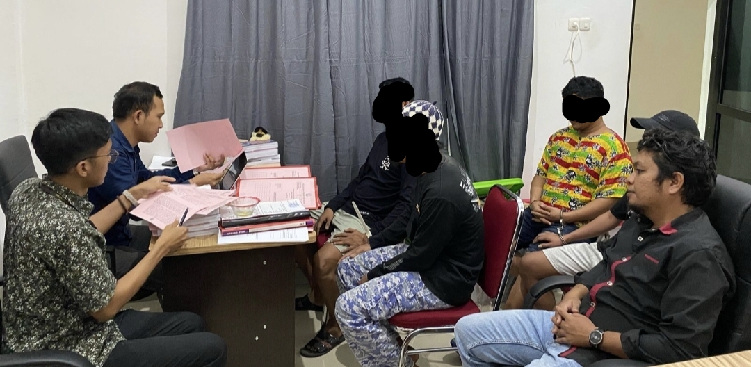 (Foto:diblur) Satuan Reserse Narkoba menyerahkan 4 tersangka dan barang bukti (Tahap II) Kasus Penyalahgunaan Narkotika ke Kejaksaan Negeri (Kejari) Touna