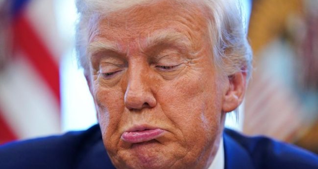 Foto: Presiden AS Donald Trump bereaksi saat menandatangani perintah eksekutif dan proklamasi di Ruang Oval di Gedung Putih di Washington, D.C., AS, 9 April 2025. (REUTERS/Nathan Howard)