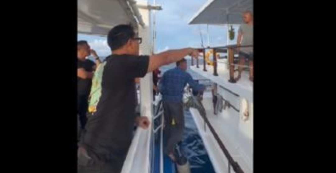 Video viral, Bupati Kepulauan Mentawai, Rinto Wardana Samaloisa mengamuk saat berhadapan dengan pria diduga kapten kapal wisata. (Foto: Istimewa).