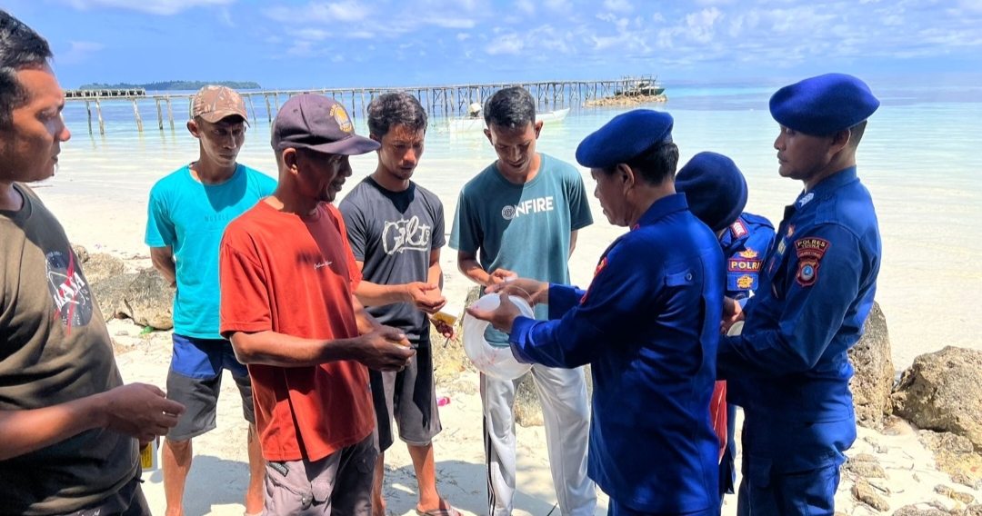 Polres Tojo Una Una menyerahkan bantuan alat pancing kepada nelayan Desa Kulingkinari Kecamatan Batudaka Kabupaten Tojo Una Una, Sabtu (24/05/2025).