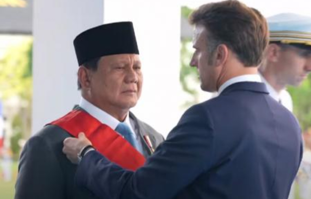 Presiden Prabowo Subianto menerima tanda jasa kehormatan dari Pemerintah Prancis di Akmil Magelang, Jawa Tengah, Kamis (29/5/2025). (Foto: Sekretariat Presiden/YouTube)