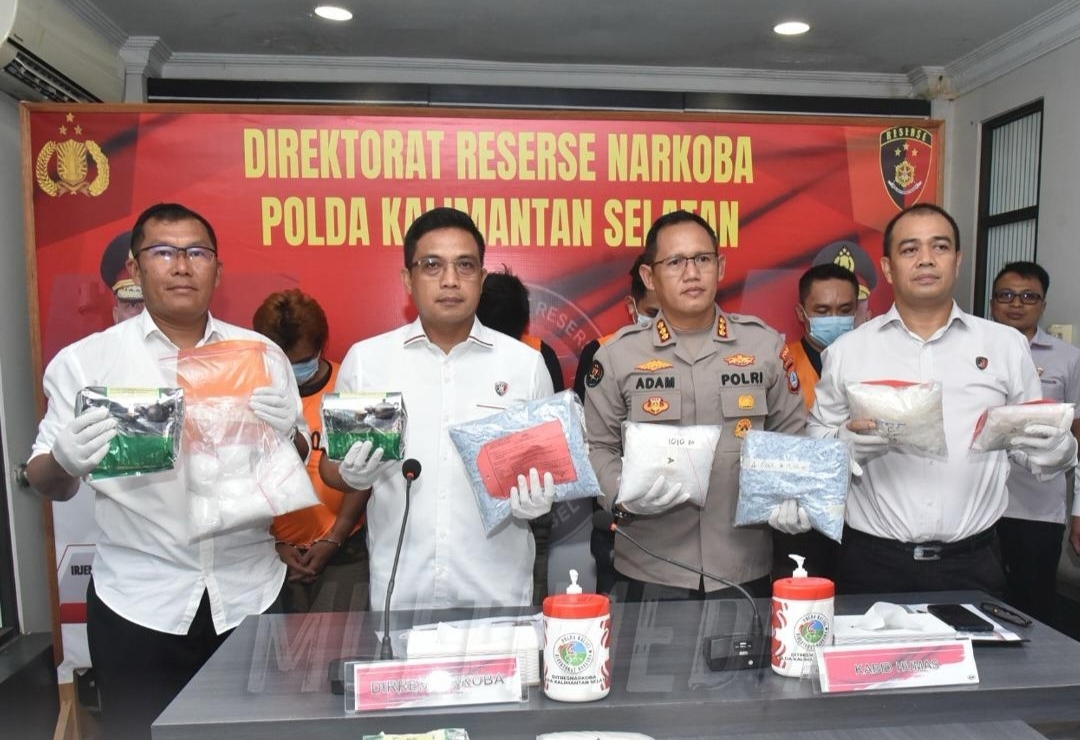 (Foto: Devisi Humas Polri). Barang bukti dengan total sabu seberat 8.711,83 gram, ekstasi 10.049 butir, dan serbuk ekstasi 24,14 gram.
