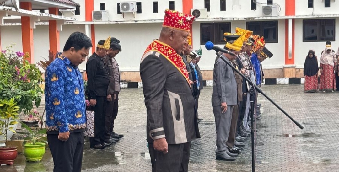 Pembina Upacara Plt Dinas Pendidikan Pemuda dan Olahraga (Disdikpora) Touna Burhanudin Lahay (Foto: Linda Prokopim)
