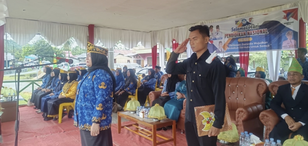 Wakil Bupati Kabupaten Tojo Una-una Surya,S.Sos, M.Si bertindak sebagai pembina upacara pada peringatan Hari Pendidikan Nasional tahun 2025