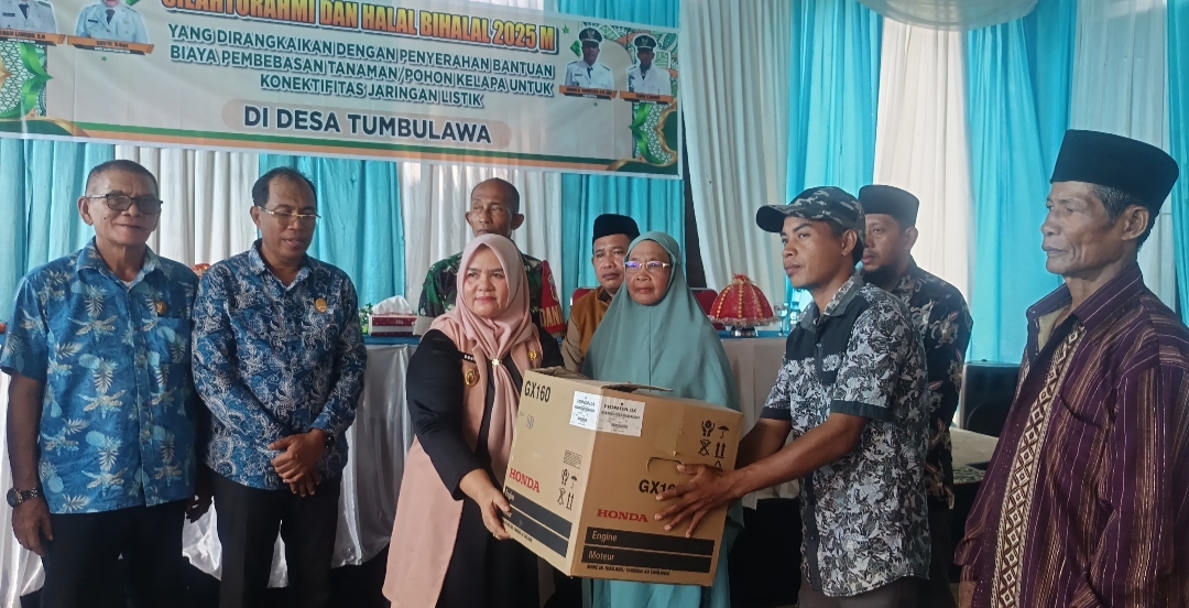 Perayaan Halal Bi halal tersebut di rangkaikan dengan penyerahan Dana pembebesan lahan tanaman pohon kelapa untuk pembangunan konektifitas jaringan listrik PLN Batudaka-Waka (Foto: Prokopim)