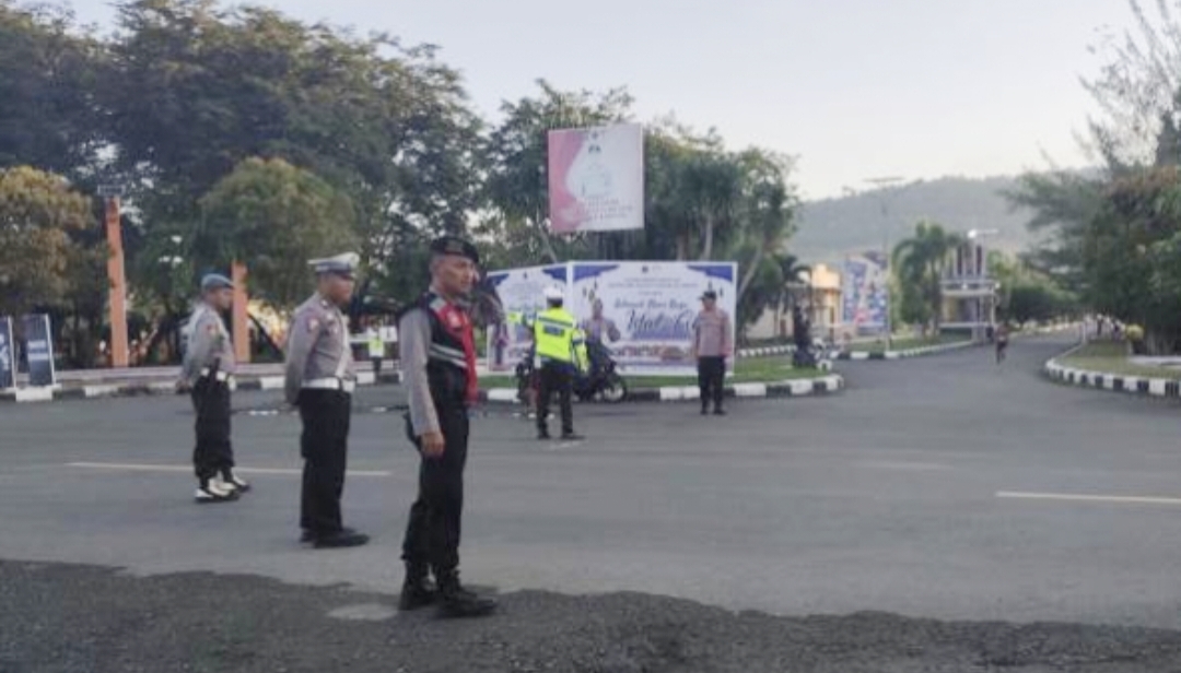 Personel Polres Tojo Una Una dan Polsek Ampana Tete diterjunkan untuk mengamankan kegiatan Move On Run 2025