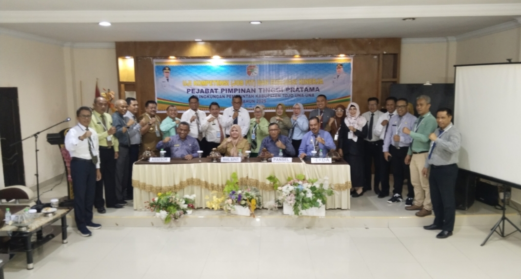 Wabup Touna Surya di Tengah, Pembukaan Uji Kompetensi (Job Fit) dan Evaluasi Kinerja. 21 Orang Pejabat Pimpinan Tinggi Pratama yang ikut selam 4 hari, digelar di Hotel Ananda. Senin (5/5/2025).