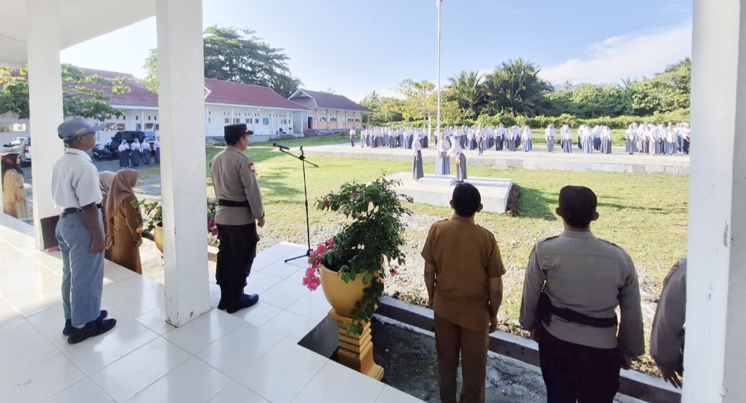 Kasat Binmas Polres Tojo Una Una AKP Agus Habibie menjadi Pembina Upacara Bendera di SMA Negeri 2 Ampana Kota