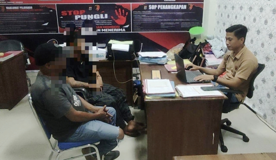 Dua orang terduga pelaku praktik pungli di Jalur Seba-seba sementara menjalani proses Hukum di Mako Polres Morowali.