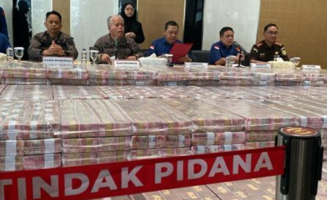 Potret tumpukan uang Rp479 miliar yang disita Kejagung atas kasus TPPU Duta Palma. (Foto: iNews.id)