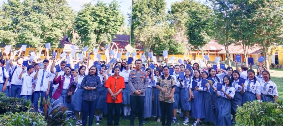 Satgas II Preemtif Ops Madago Raya, melakukan kunjungan ke dua lembaga pendidikan di Kecamatan Poso Pesisir Selatan, Kabupaten Poso, Kamis (8/5/2025).