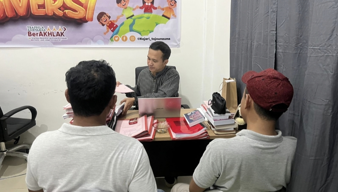 Polres Touna, menyerahkan 2 orang tersangka dan Barang Bukti terkait tindak Pidana penyalahgunaan narkotika jenis sabu (Tahap II) ke Jaksa Penuntut Umum (JPU) Kejaksaan Negeri Touna, Jumat (9/5/2025).