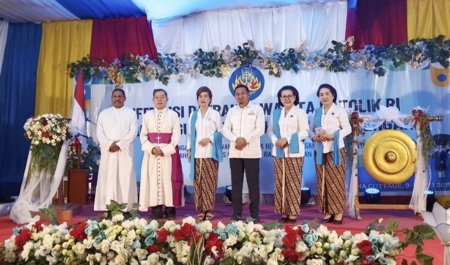 Mewakili Gubernur Sulawesi Tengah, Bupati Tojo Una-Una, Ilham membuka secara resmi acara Konferensi Daerah VI Wanita Katolik Republik Indonesia (WKRI) DPD Sulawesi Tengah, di Marina Cotage Jumat (9/5/2025). malam