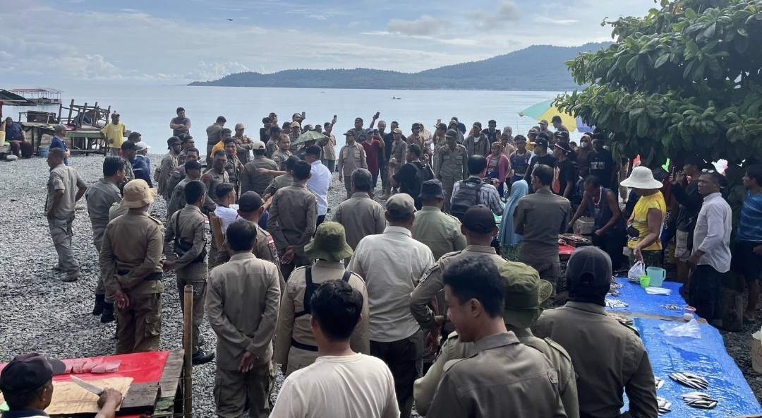Polres Touna, pengamanan penertiban pedagang ikan di Pantai Talise Kelurahan Uentanaga Bawah, Sabtu (10/05/2025) pagi.