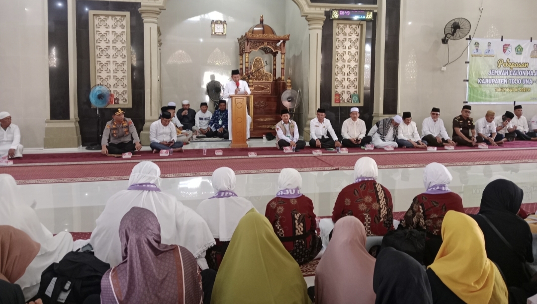 Bupati Tojo Una Una (Touna), Ilham Lawidu melepas keberangkatan 32 jemaah calon haji diberangkatkan ke Tanah Suci pada Rabu (14/5/2025).