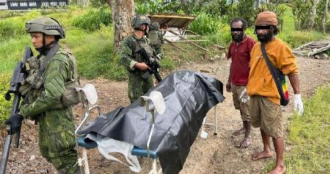 Aparat gabungan TNI-Polri saat mengevakuasi korban guru yang tewas akibat serangan KKB-OPM di Distrik Anggruk, Kabupaten Yahukimo, Papua Pegunungan. (Foto: Ist)