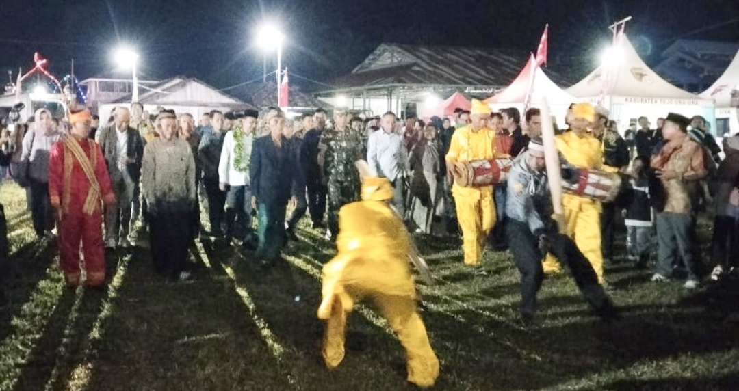 Bupati dan wakil Bupati disambut dengan pengalungan bunga serta persembahan tarian tradisional Kantao.