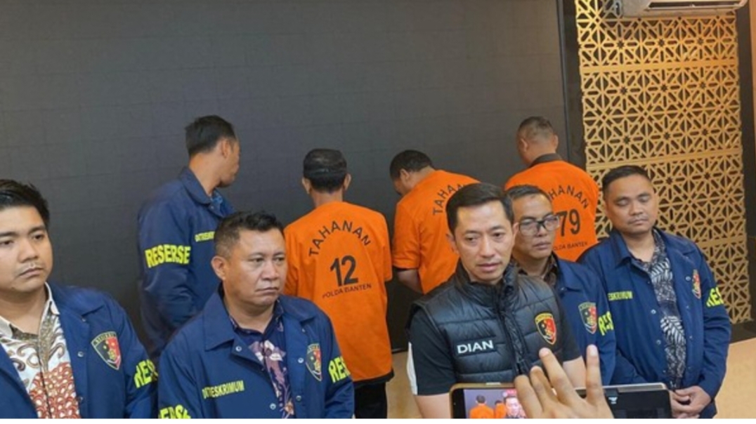 Foto: Dirkrimum Polda Kombes Dian Setyawan (tengah) dalam konferensi pers penetapan tersangka Ketua Kadin Cilegon yang meminta jatah proyek Rp 5 triliun tanpa lelang (dok Polda Banten)