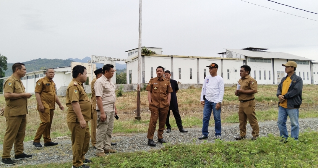 Bupati Tojo Una Una (Touna), Ilham Lawidu meninjau Lokasi Sekolah Rakyat di Desa Kajulangko Kecamatan Ampana Tete bersama OPD terkait Senin (19/5/2025).