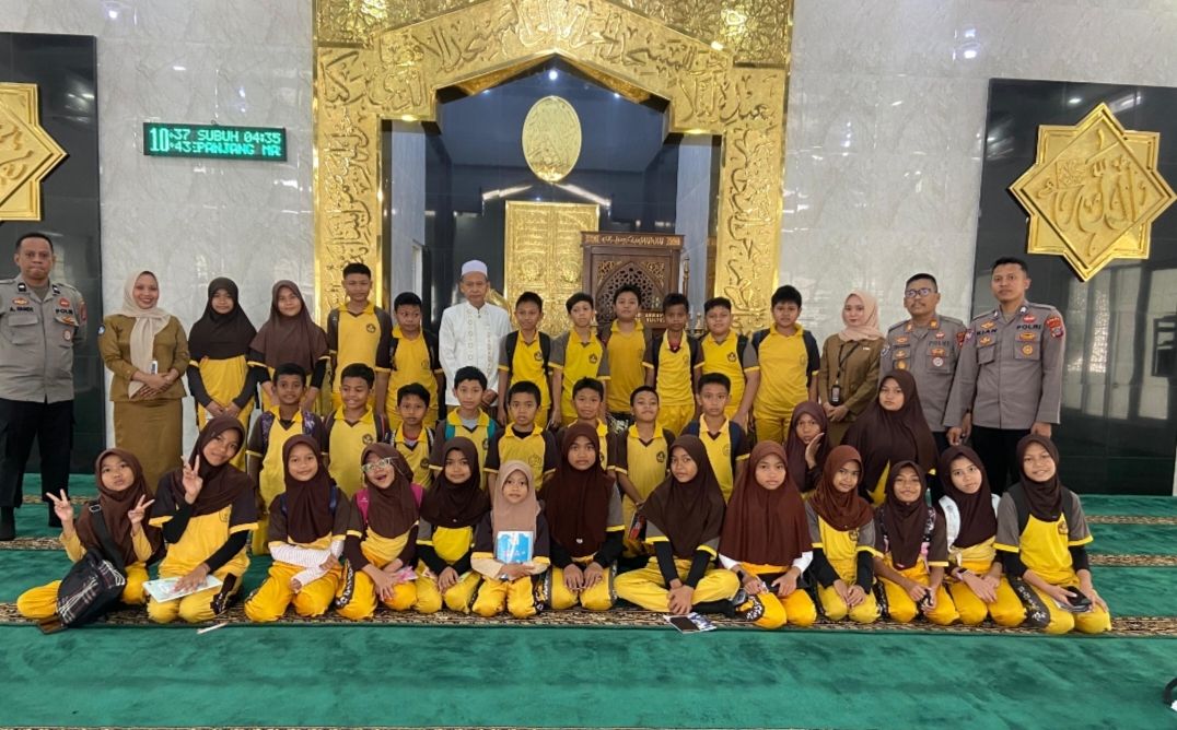 SD Inpres 2 Tanamodindi Kecamatan Mantikolore Palu yang berkunjung ke Masjid AR Rahman