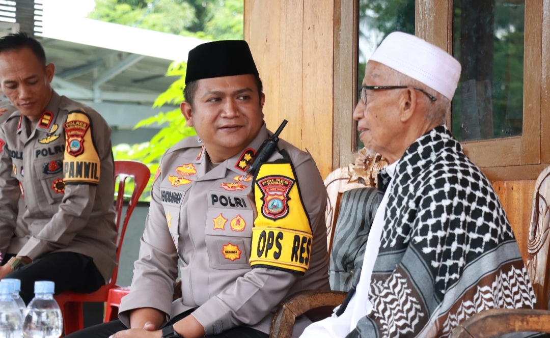 Kapolres Parigi Moutong AKBP Hendrawan Agustian Nugraha, S.ik,MH melaksanakan silaturahmi dengan Pimpinan Yayasan Pondok Pesantren Ittihadul Ummah pada Selasa(20/5/2025).