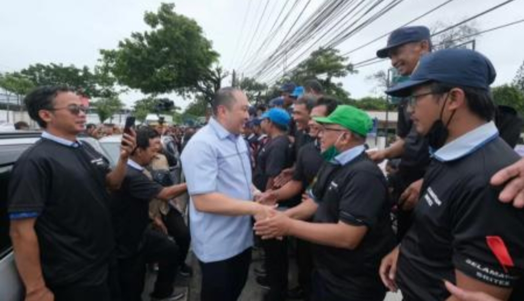 Dirut Sritex Iwan Lukminto (baju biru) saat menyapa karyawan Sritex yang hadir dalam rapat kreditur, Selasa (21/1/2025). (Foto: Sindonews/Sritex)