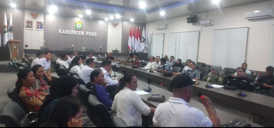 Warga transmigrasi Desa Kancuu, Kecamatan Pamona Timur, mendatangi Kantor Bupati Poso.