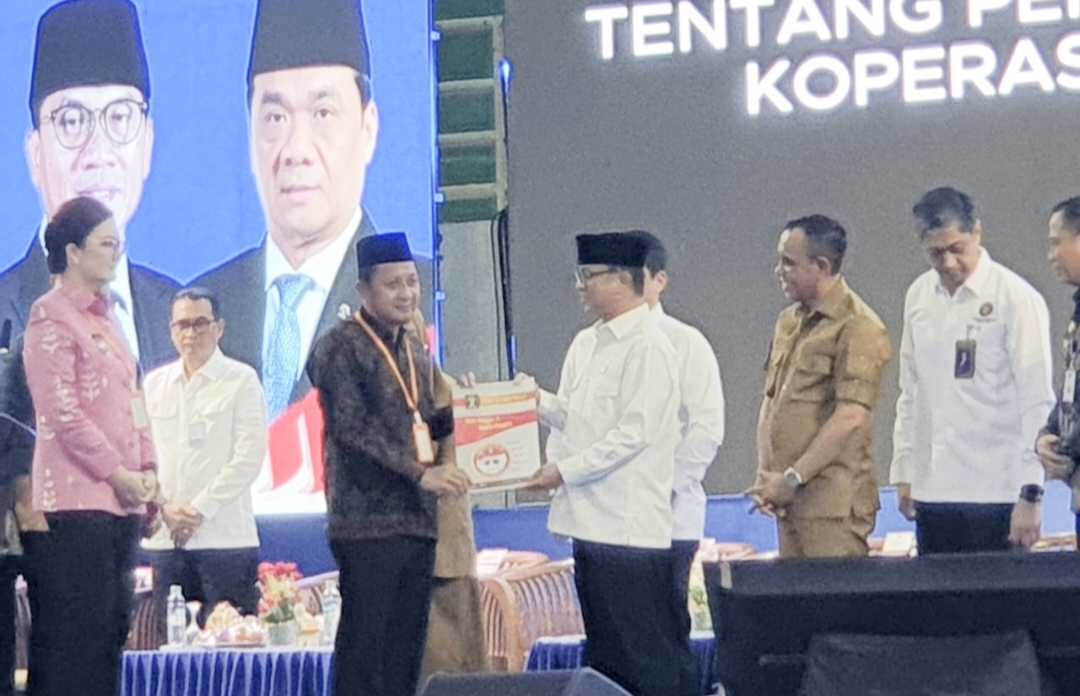 Bupati Tojo Una-Una, Ilham Lawidu SH, resmi menerima Lima Akta Notaris Koperasi Merah Putih dari Menteri Koordinator Bidang Pangan Indonesia (Menko Pangan), di Kota Palu. Kamis (22/5/2025).