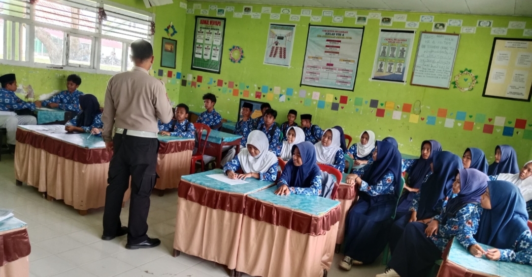 Unit Kamsel Satlantas Polres Tojo Una Una melaksanakan kegiatan "Police Goes To School", Kamis (22/05/2025).