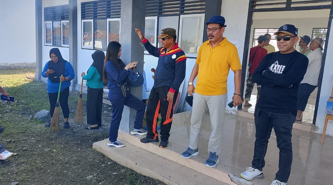 Pemda Touna melaksanakan Jumat Bersih di Balai Latihan Kerja (BLK) Desa Uebone, Kecamatan Ampana Tete, Jumat (23/5/2025).
