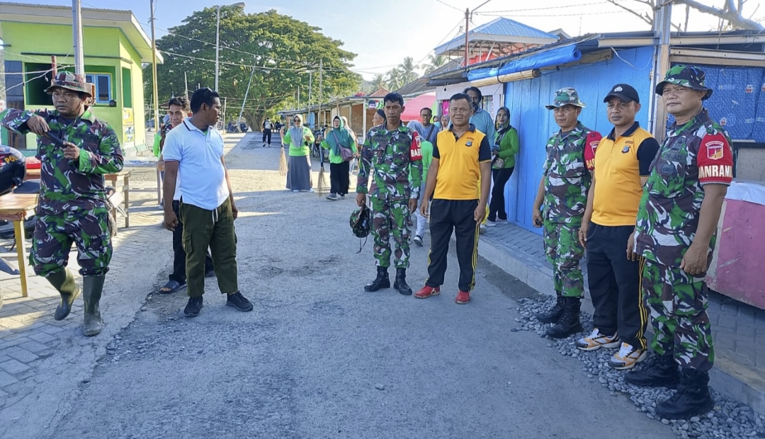 Partisipasi TNI dan Polri dalam kegiatan bersih-bersih destinasi wisata pada Jumat, 23 Mei 2025, mendapat pujian atas kontribusinya dalam menjaga kebersihan dan keindahan lingkungan Desa Labuan.