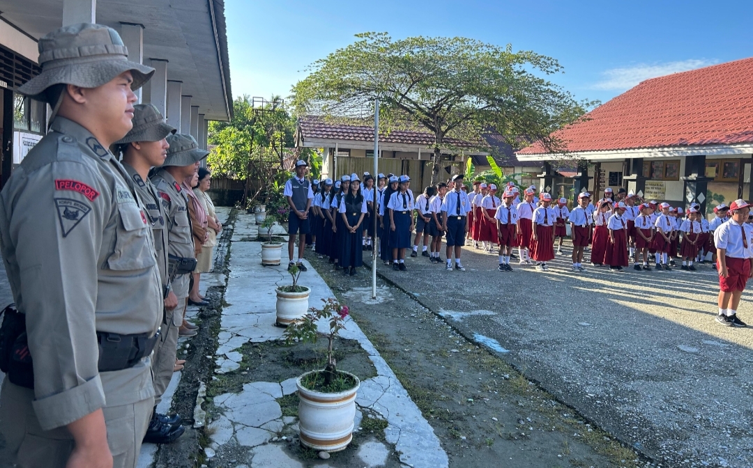 Satgas III Preventif Operasi Madago Raya menggelar upacara bendera bersama siswa SD-SMP
