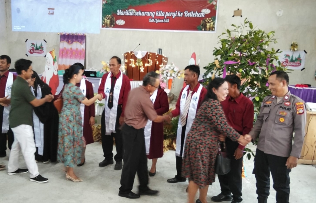 Satgas II Preemtif Operasi Madago Raya menyambangi tokoh agama dan jemaat Gereja El-Saddai di Desa Kilo, Kecamatan Poso Pesisir Utara, Kamis (29/5/2025).