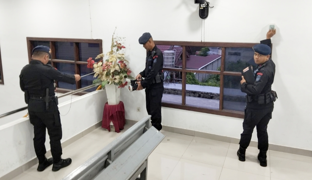 Brimob Polda sulteng, sterilisasi di sejumlah gereja di Kota Palu