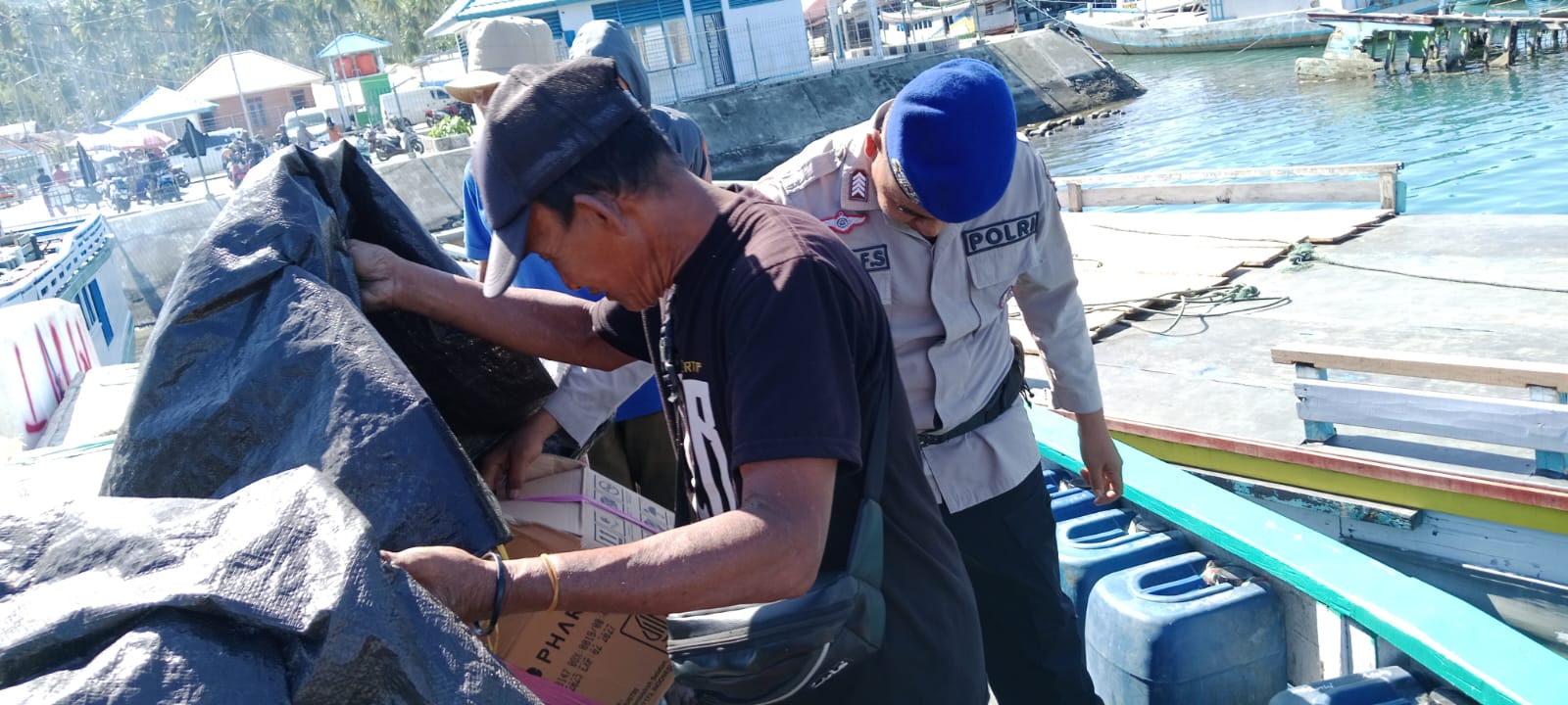 Sat Polairud Polres Touna patroli di area Pelabuhan Laut Desa Labuan
