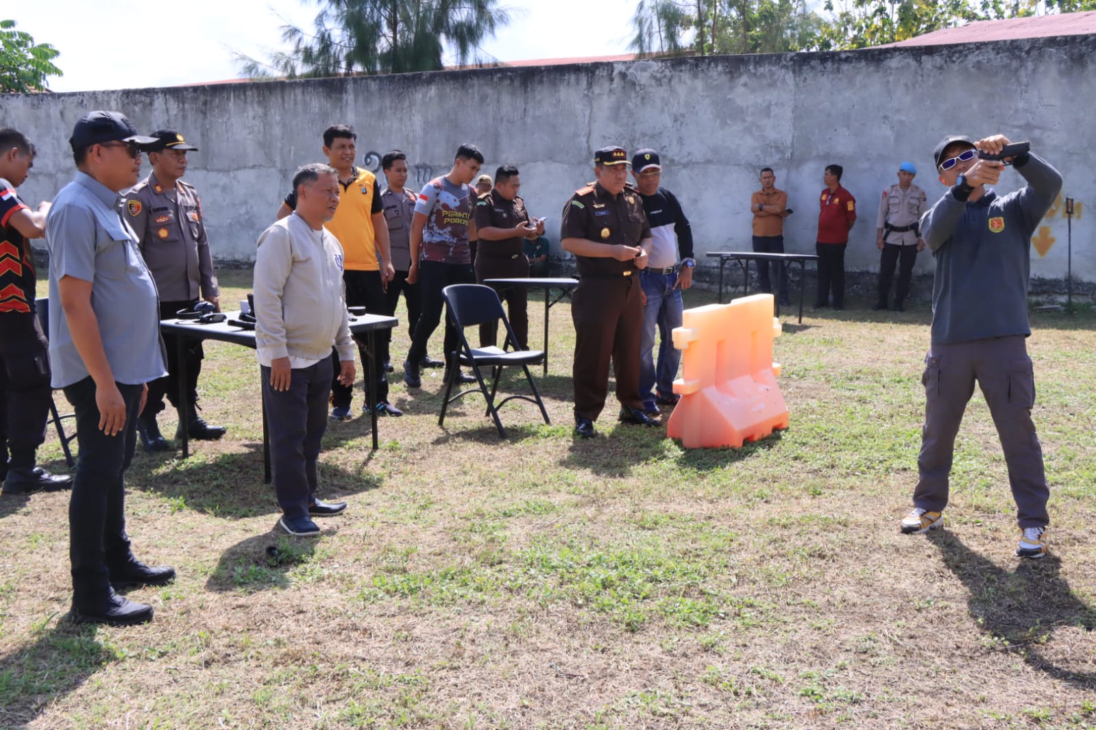 Dalam rangka menyemarakkan Hari Bhayangkara Ke-79, Kapolres Tojo Una Una, AKBP Ridwan J.M Hutagaol, S.I.K, S.H. bersama Forkopimda dan tokoh agama menggelar kegiatan latihan menembak.